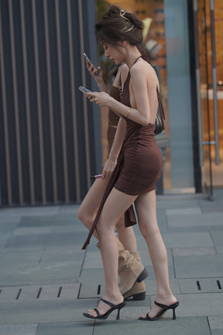 搭讪棕色短裙美腿美女