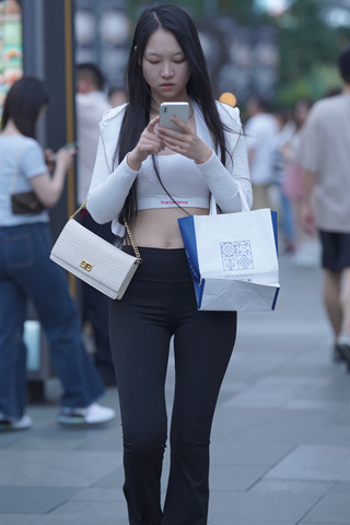 街拍肉肉的黑色长裤妹纸