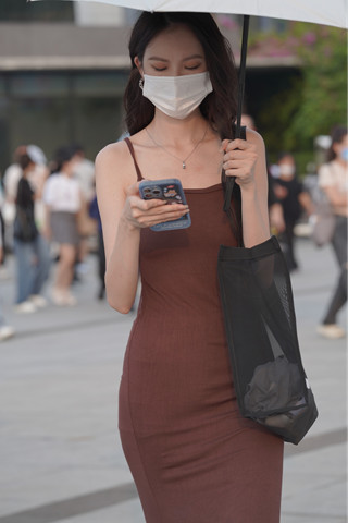 吊带棕色长裙小仙女