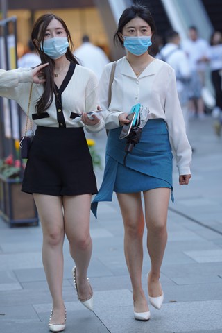 逛街的美腿姐妹