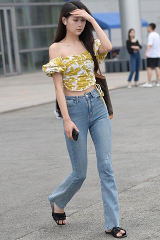 眉清目秀的蓝色牛仔裤气质美女