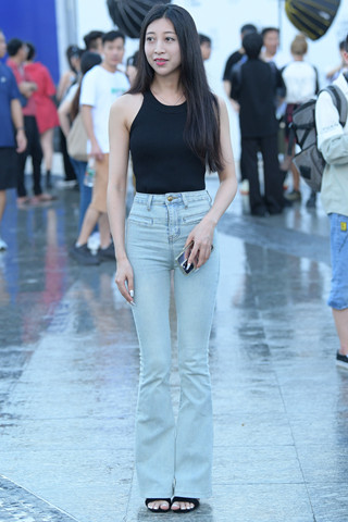 搭讪街拍长牛仔裤小姐姐