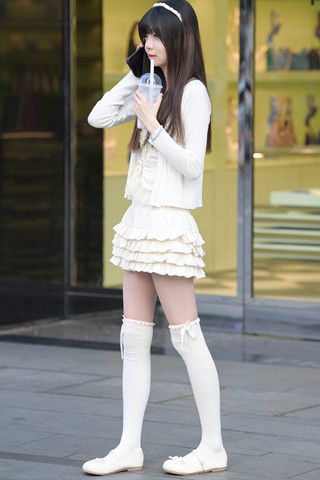 街拍半高丝短裙女孩儿