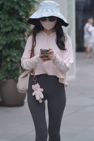 街拍魅力紧身裤美眉