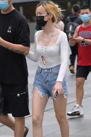 街拍清凉的热裤小女友