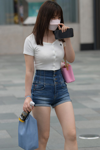 街拍热裤娇小美妞