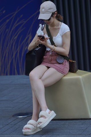 带着鸭舌帽的美腿小姐姐