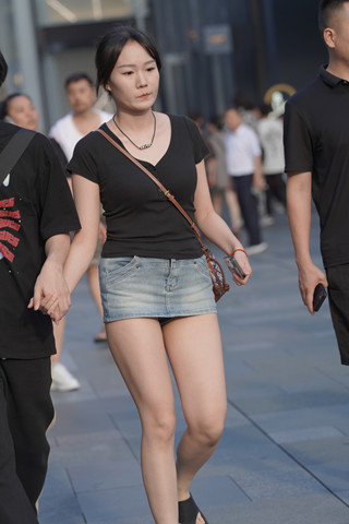 前面看是裙，后面看是热裤