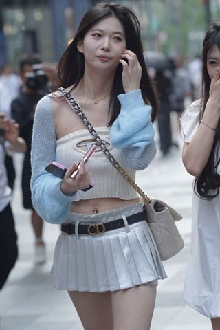 搭讪超短百褶裙小姐姐