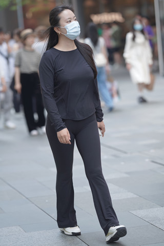 街拍黑衣黑裤小姐姐