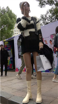 4K - 大长腿高挑性感美女小姐姐[1.58 GB/MP4]