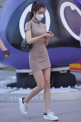 苗条的超短裙小妹