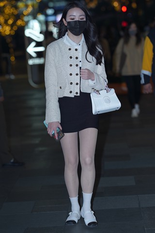 夜拍偶遇穿R丝的小姐姐