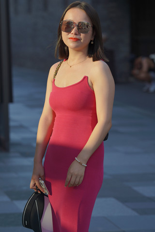 搭讪街拍韵味的吊带长裙美妇