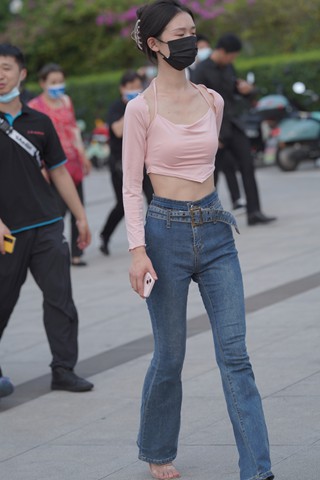 苗条高挑的牛仔裤美眉