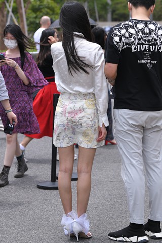 时尚的美腿高跟美女