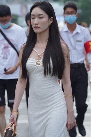 街拍白裙美姐