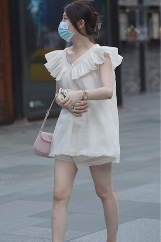 白白净净的小白裙美眉