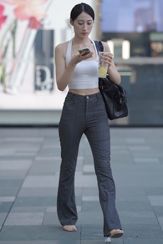 街拍长腿长裤小姐姐