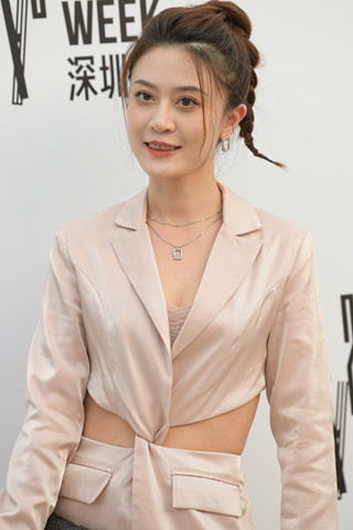 气质优雅知性美女