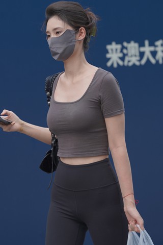 黑色长裤长腿美女