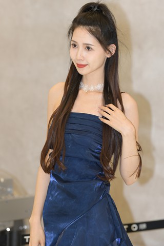 深蓝色抹胸裙美女