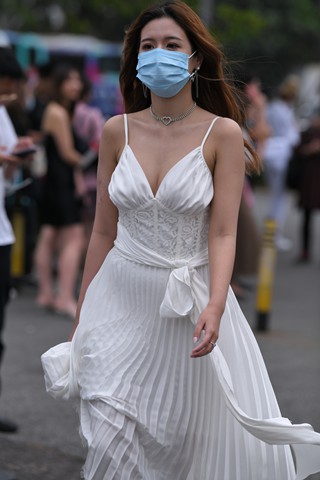 街拍吊带白裙性感美姐