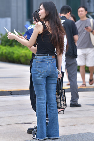 时尚靓丽的蓝牛美女