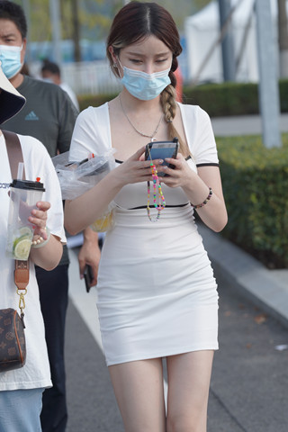 街拍白短裙美腿小姐姐