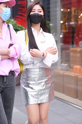 街拍银色裙，超薄丝小姐姐