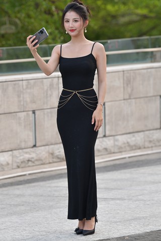 漂亮优雅吊带长裙美女