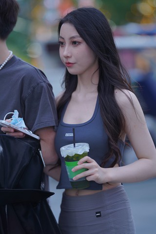 街拍灰色短裙短靴美眉