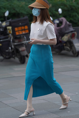 街拍蓝色裙白皙小姐姐