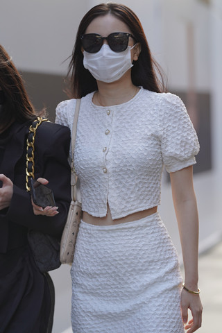 街拍白裙高跟墨镜女