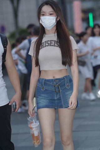 街拍牛仔裙小姐姐