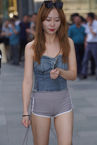 街拍居家热裤美腿小姐姐