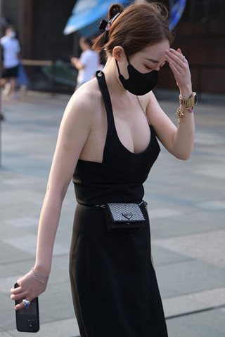 黑色吊带裙丰满美女