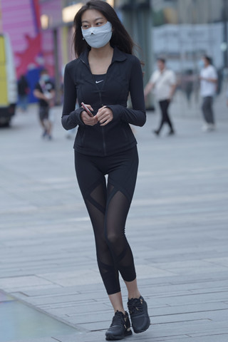 街拍苗条紧身裤小妹