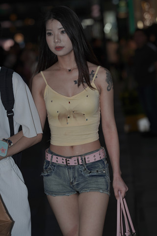 街拍热裤小姐姐