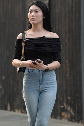 露香肩的牛仔长裤美女