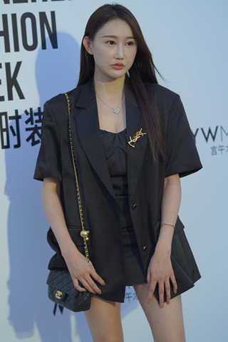 参加时装周的长腿美眉