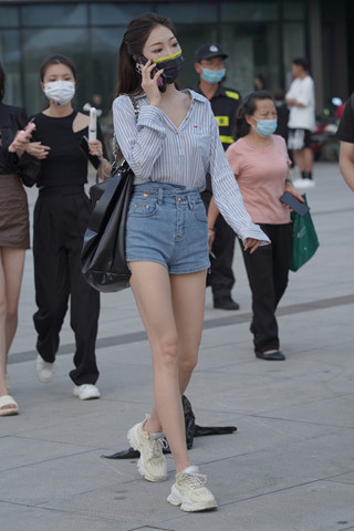 打电话的热裤美眉